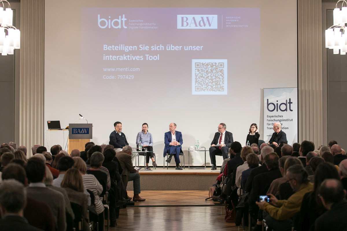 Veranstaltung mit Podiumsdiskussion des bidt: Wettlauf um KI (Foto/bidt/Klaus D. Wolf