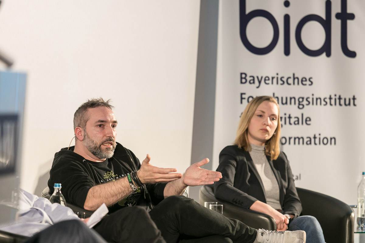 Prof. Simon Hegelich bei der Podiumsdiskussion "Tatort Demokratie: Digitale Medien im Verdacht" (Foto: bidt/Klaus D. Wolf)