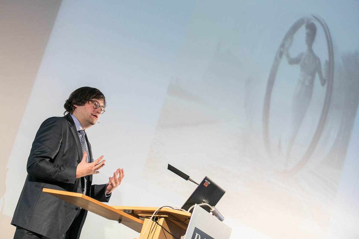 Das Foto zeigt Prof. Andreas Jungherr bei seinem Vortrag in der BAdW zum Thema "Tatort Demokratie. Digitale Medien in Verdacht."