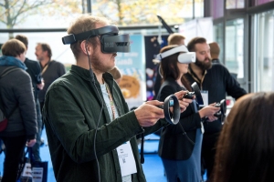 Besucher einer Messe mit Virtual-Reality-Brillen. (Foto: Stephan Sorkin/Unsplash)