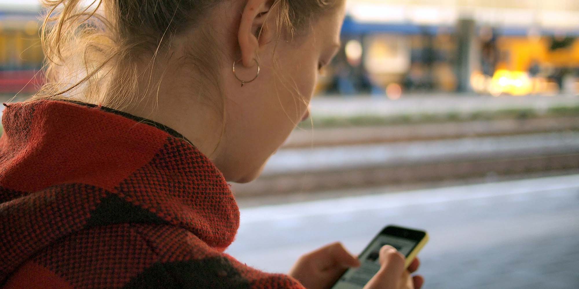 Wie wird der digitale Wandel von den Menschen erlebt? Foto einer jungen Frau mit Smartphone (Foto: Daria Nepriakhina/Unsplash)