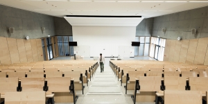 Blick in einen leeren Hörsaal (Foto; engeLac - stock.adobe.com)