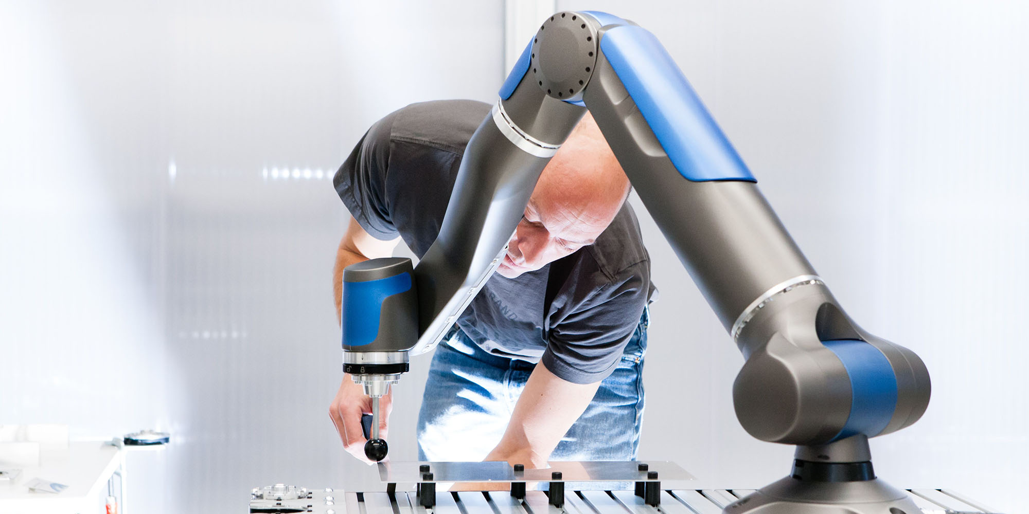 Ein Mann arbeitet mit einer Maschine. Foto: DLR